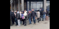 Пассажиры метро стояли в большой очереди из-за остановки эскалатора на «Проспекте Просвещения» Пассажиры метро стояли в большой очереди из-за остановки эскалатора на «Проспекте Просвещения»